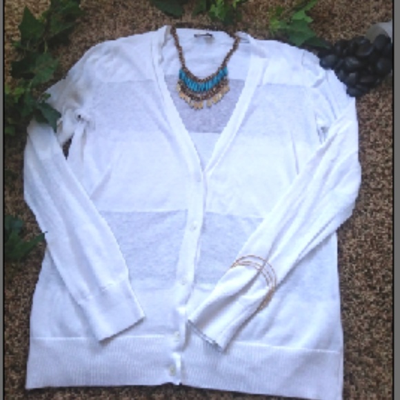 Med. Wht Gap Cardigan - Picture 2 of 5